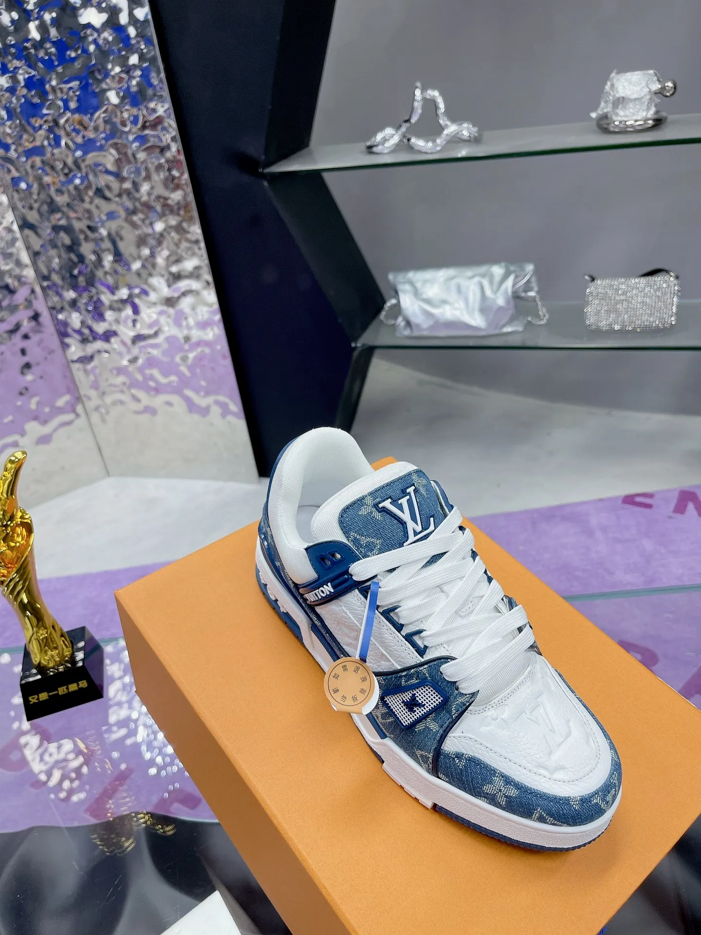 👟👟Ex-factory price 840👟👟 Women's shoes Women's clothing Original development Quality shipping Welcome to compare ❥❥❥❥❥❥LV sneaker series LV Trainer Maxi sneakers introduce the loose silhouette of the ready-to-wear series into the LV Trainer sneaker design written by Virgil Abloh, making an eye-catching appearance at the 2024 spring and summer men's wear show. The cow leather upper is combined with rough fabric laces, and colorful beading highlights the brand's classic elements. LV letters mark the tongue and Monogram floral outsole. Mixed materials Made of first-layer cowhide, wrapped in imported custom-printed denim, thick shoelace design, large Monogram print on the side, "lv 54" badges on the tongue and heel, rubber outsole decorated with Monogram flowers, mesh lining and cotton feet, the comfort is as extreme as ever, premium heritage, quality first, worth owning! Size: 35-40 for women, 39-44 for men (45 is custom-made and cannot be returned or exchanged) ♡Full set of packaging with original gift box